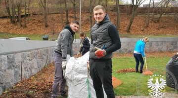 Sprzątanie cmentarza na Rossie